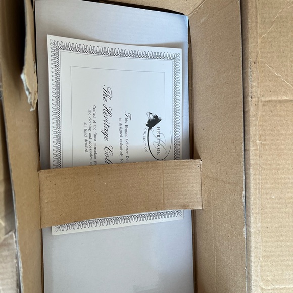 Vintage Winter Porcelain Doll, Lauren, Heritage Signature Collection - Picture 9 of 16